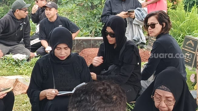 Mita The Virgin hadir di pemakaman ibunya di TPU Tanah Kusir, Jakarta Selatan, Sabtu (28/6/2025). [Rena Pangesti/Suara.com]