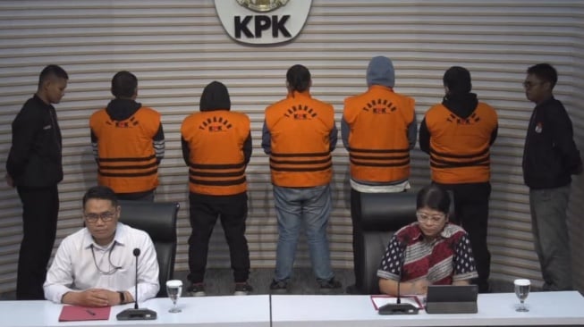 KPK menggelar konferensi pers kasus OTT proyek jalan di Sumut. [Tangkapan Layar Youtube]