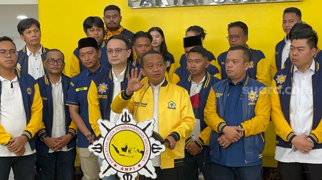 Menteri ESDM Bahlil Lahadalia di Kantor DPP Golkar, Jakarta Barat pada Sabtu (28/6/2025). [Suara.com/Muhamad Yasir]