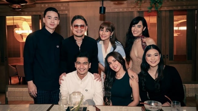 Olla Ramlan dan Teuku Ryan sama-sama menghadiri acara ulang tahun manajer mereka, Alle Robi alias Brother Alle. [Instagram]