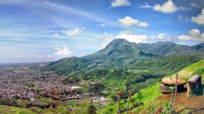 Ilustrasi pemandangan gunung banyak. [Instagram/@gunungbanyak]