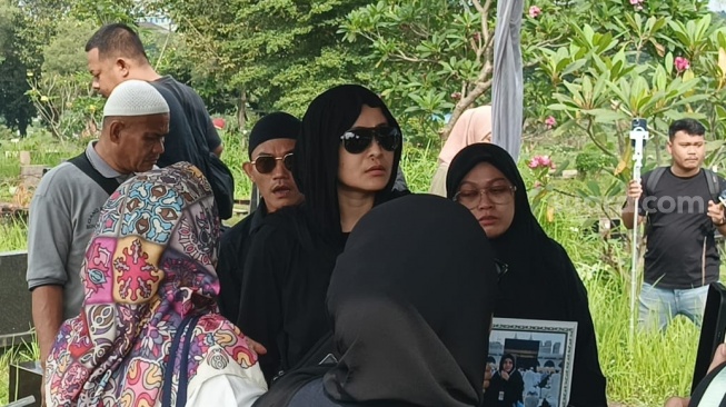 Mita The Virgin hadir di pemakaman ibunya di TPU Tanah Kusir, Jakarta Selatan, Sabtu (28/6/2025). [Rena Pangesti/Suara.com]