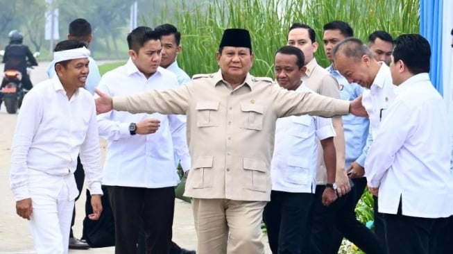 Presiden Prabowo Subianto saat meresmikan groundbreaking ekosistem industri baterai kendaraan listrik terintegrasi konsorsium ANTAM-IBC-CBL di Artha Industrial Hills (AIH), Kabupaten Karawang, Provinsi Jawa Barat, hari ini. (Foto: Biro Pers Sekretariat Presiden)