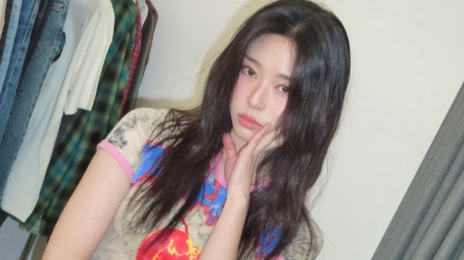 Nggak Ribet, Ini 4 Outfit Liburan ala Kim Min Ju yang Wajib Dicoba!