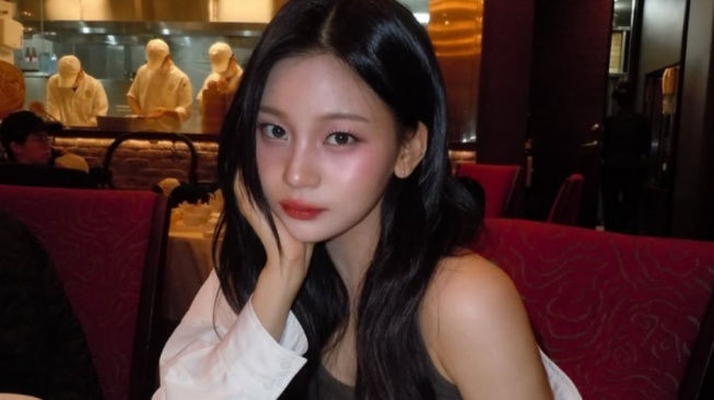 4 Ide Gaya Santai ala Umji VIVIZ Buat yang Suka Look Minimalis dan Modis