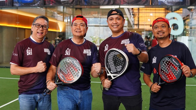 Dari kiri ke kanan: Sekjen Pengurus Besar Padel Indonesia (PBPI) DKI Jakarta Steven Walangitan, Kadispora Provinsi DKI Jakarta Andri Yansyah, Ketua DPP PDI P Ronny Salampessy, dan Ketua Banteng Muda Indonesia (BMI) DKI Jakarta Anta Ginting ikut meramaikan Soekarno Padel Cup 2025 yang digelar di Jakarta Selatan, Sabtu (28/6/2025).  {Dok: BMI}