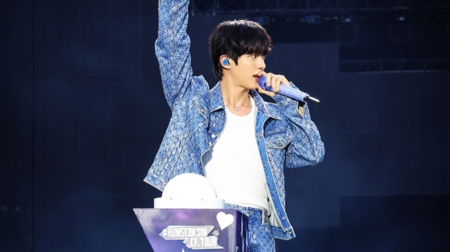 Jin BTS Sukses Gelar Konser Pembuka '#RunSeokjin_EP.Tour' di Stadion Goyang