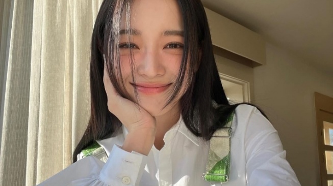 4 Look OOTD Ringan dan Trendi ala Kim Se Jeong Buat Temani Waktu Santaimu