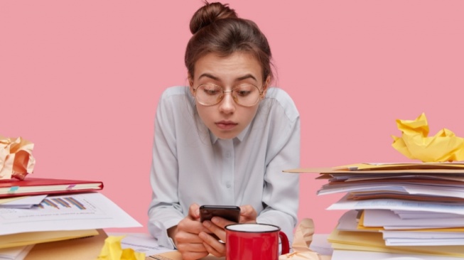 FOMO Literasi: Ketika Membaca Berubah Jadi Ajang Pamer dan Tekanan Sosial