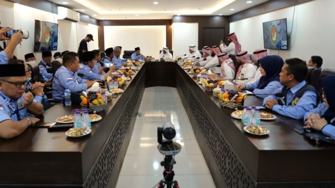 Wakil Menteri Haji dan Umrah Arab Saudi Abdul Fattah Mashat beserta jajaran mengunjungi Kantor Petugas Penyelenggara Ibadah Haji (PPIH) Daerah Kerja (Daker) Makkah pada Sabtu (28/6/2025). (ANTARA/HO-MCH 2025)