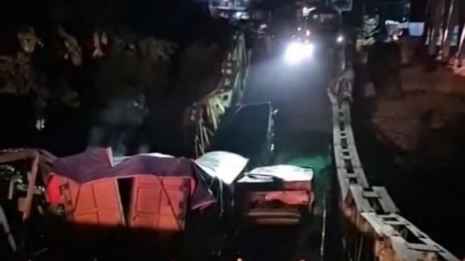 Jembatan Lahat Ambruk Tengah Malam, Truk Batu Bara Diduga Jadi Biang Kerok