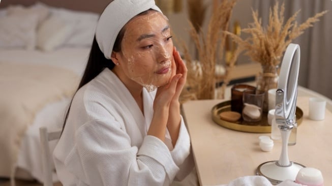 Ilustrasi wanita sedang melakukan rutinitas skincare pagi hari (Freepik)