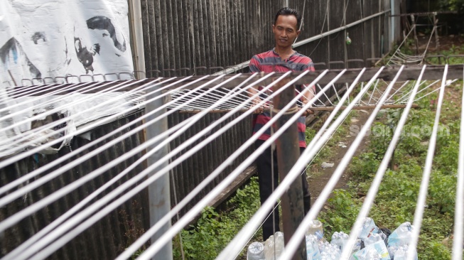 Pekerja memintal benang di sebuah industri kawasan Cipulir, Jakarta, Senin (30/6/2025). [Suara.com/Alfian Winanto]