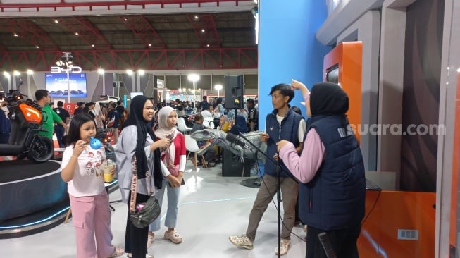 Deretan Booth Bagi-Bagi Gratisan di Jakarta Fair 2025, dari Kopi sampai Emas Batangan. [Suara.com/Tiara Rosana]