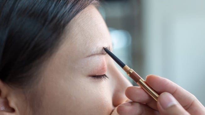 5 Rekomendasi Pensil Alis dengan Ujung Micro, Kunci Bikin Alis Serat Natural Sempurna