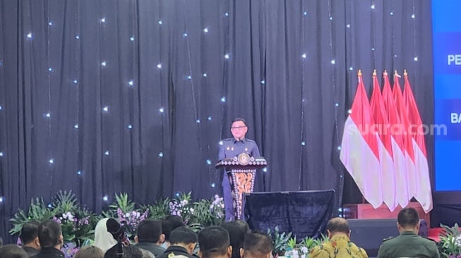 Gubernur Lemhannas RI, Ace Hasan Syadzily, meminta Indonesia tetap waspada meski dicap sebagai negara aman bila Perang Dunia III terjadi. Hal itu ditegaskan Ace saat menjadi moderator  seminar strategis bertajuk "Membangun Kemandirian Bangsa di Tengah Ketidakpastian Geopolitik Global" di Gedung Lemhannas RI, Jakarta, pada Senin (30/6/2025). [Suara.com/Fahri Fuadi Muflih]