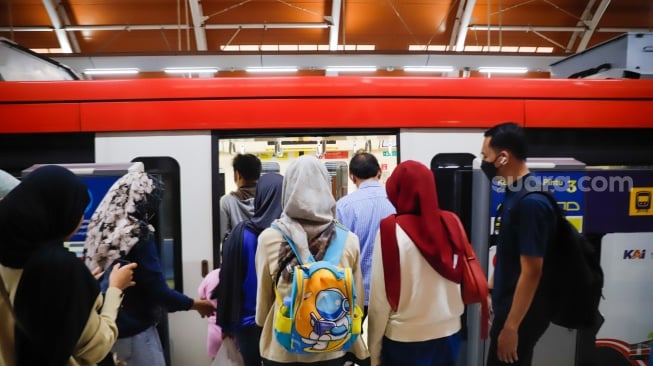 Sejumlah penumpang menunggu kereta Lintas Raya Terpadu (LRT) Jabodebek di Stasiun Dukuh Atas, Jakarta, Senin (30/6/2025). [Suara.com/Alfian Winanto]