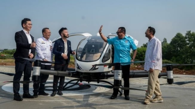 Taksi terbang EHang 216-s yang dipamerkan di kawasan PIK 2, Tangerang, Banten, Rabu (25/6/2025) [Suara.com/ANTARA]