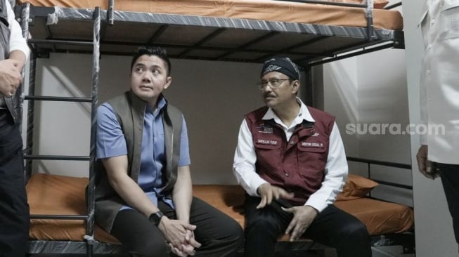 Pastikan Fasilitas Aman, Seskab Teddy Indrawijaya Ikut Jajal Kasur dan Kursi di Sekolah Rakyat