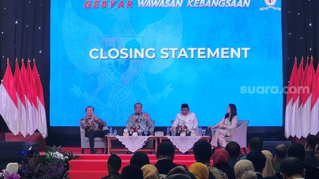 Gubernur Lemhannas RI, Ace Hasan Syadzily, meminta Indonesia tetap waspada meski dicap sebagai negara aman bila Perang Dunia III terjadi. Hal itu ditegaskan Ace saat menjadi moderator  seminar strategis bertajuk "Membangun Kemandirian Bangsa di Tengah Ketidakpastian Geopolitik Global" di Gedung Lemhannas RI, Jakarta, pada Senin (30/6/2025). [Suara.com/Fahri Fuadi Muflih]