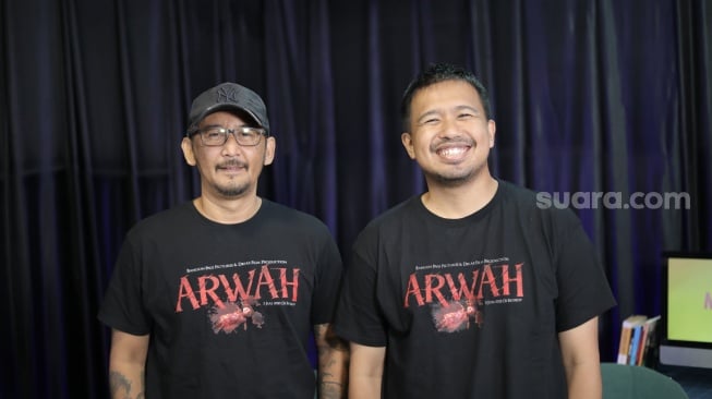 film Arwah, Ivan Bandhito (sutradara) dan Joshua Suherman (pemain) saat datang ke kantor Suara.com di kawasan Kuningan, Jakarta Selatan pada Kamis, 26 Juni 2025 [Suara.com/Ramadhani Adi Nugroho]