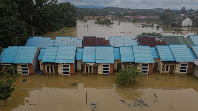 Foto udara deretan rumah terendam banjir di Perumahan Griya Aci Indah, Kelurahan Lepo-Lepo, Kendari, Sulawesi Tenggara, Senin (30/6/2025). [ANTARA FOTO/Andry Denisah/rwa]