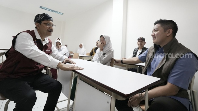 Sekretaris Kabinet (Seskab) Teddy Indrawijaya, turut meninjau progres persiapan salah satu unit Sekolah Rakyat rintisan di Sentra Handayani di Jakarta, Minggu (29/6/2025). [Suara.com/Lilis]