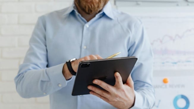 Ilustrasi tablet untuk kerja, tablet kerja. (Pexels/Kaboompics.com)