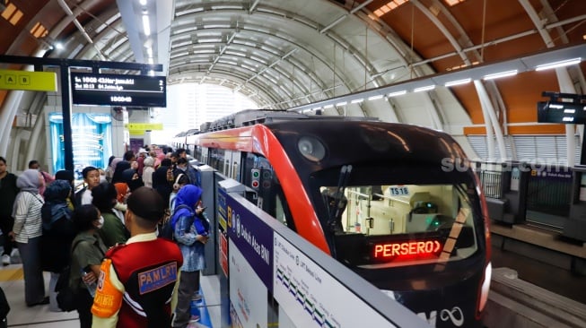 Sejumlah penumpang menunggu kereta Lintas Raya Terpadu (LRT) Jabodebek di Stasiun Dukuh Atas, Jakarta, Senin (30/6/2025). [Suara.com/Alfian Winanto]