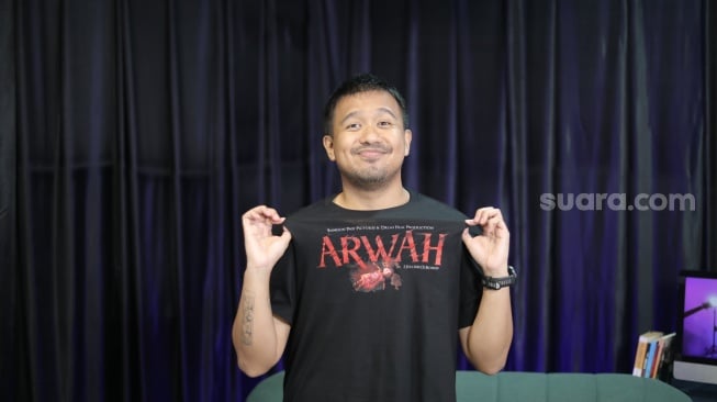 Bintang film Arwah, Joshua Suherman saat datang ke kantor Suara.com di kawasan Kuningan, Jakarta Selatan pada Kamis, 26 Juni 2025 [Suara.com/Ramadhani Adi Nugroho]