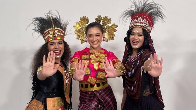 Penampilan Karmen Anastasya sebagai perwakilan Papua Pegunungan dalam foto sesi pakaian adat bersama finalis Miss Indonesia 2025 lainnya. (Instagram/@officialdmidamw)