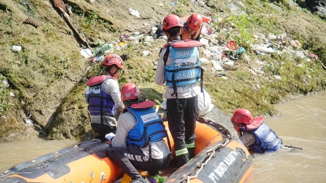 Bukti Nyata Jaga Lingkungan, Bukit Asam Gelar Susur Sungai & Workshop Ending Plastic Pollution