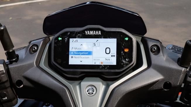 Aerox "Turbo" dilengkapi dengan layar TFT dengan tampilan racy dan sistem navigasi yang sudah menggunakan Google Maps. [Foto: SUARA.com/Alfian Winanto]