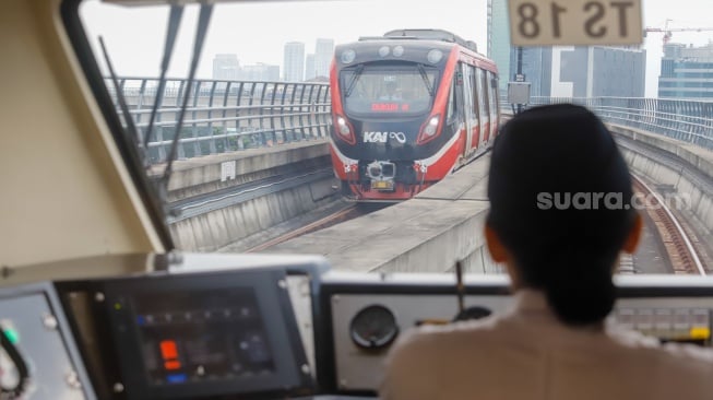 Operator mengoperasikan kereta Lintas Raya Terpadu (LRT) Jabodebek di Stasiun Dukuh Atas, Jakarta, Senin (30/6/2025). [Suara.com/Alfian Winanto]