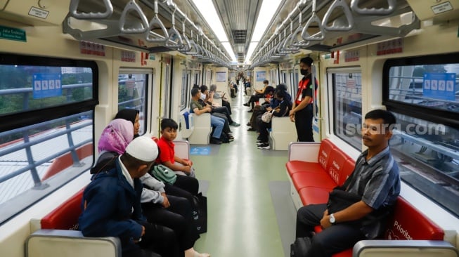 Sejumlah penumpang menaiki kereta Lintas Raya Terpadu (LRT) Jabodebek di Jakarta, Senin (30/6/2025). [Suara.com/Alfian Winanto]