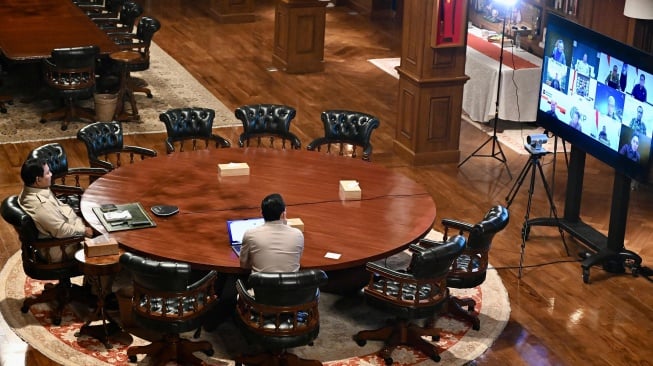 Presiden Prabowo Subianto menggelar rapat terbatas atau ratas bersama sejumlah menteri Kabinet Merah Putih secara daring melalui konferensi video pada Minggu malam (29/6/2025). [Foto: Cahyo-Biro Pers Setpres]