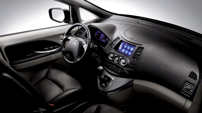 Mitsubishi Grandis. (Drive Place)