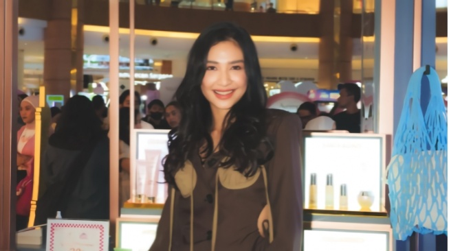 6 Ide OOTD Simpel ala Mikha Tambayong untuk Tampil Memesona saat Hangout