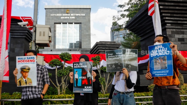 Massa dari Koalisi Masyarakat Sipil untuk Reformasi Kepolisian (Koalisi RFP) saat menggelar aksi di depan Polda Metro Jaya, Jakarta, Selasa (1/7/2025). [Suara.com/Alfian Winanto]
