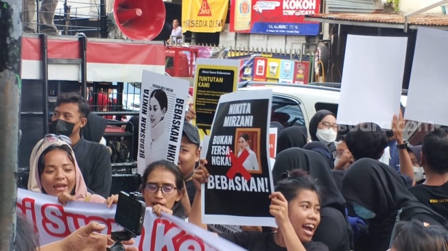 Massa demonstran pendukung Nikita Mirzani di depan Pengadilan Negeri Jakarta Selatan, Selasa, 1 Juli 2025. [Suara.com/Adiyoga Priyambodo]