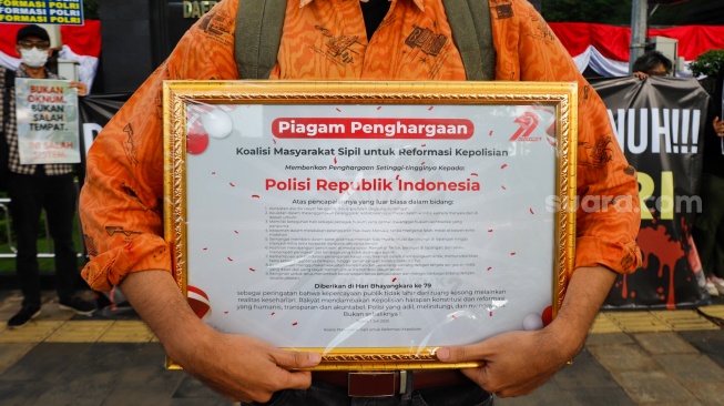 Massa dari Koalisi Masyarakat Sipil untuk Reformasi Kepolisian (Koalisi RFP) saat menggelar aksi di depan Polda Metro Jaya, Jakarta, Selasa (1/7/2025). [Suara.com/Alfian Winanto]