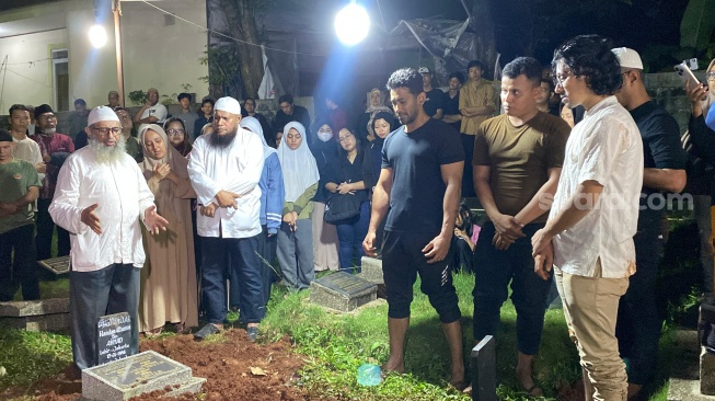 Prosesi pemakaman Hamdan ATT di TPU Kampung Dukuh, Kramat Jati, Jakarta Timur pada Selasa, 1 Juli 2025 malam. [Suara.com/Tiara Rosana]