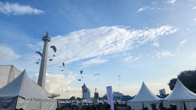 Persiapan Hut Bhayangkara ke - 79 di Monas, Jakarta pada Selasa 1 Juli 2025. [Suara.com/Fakhri]