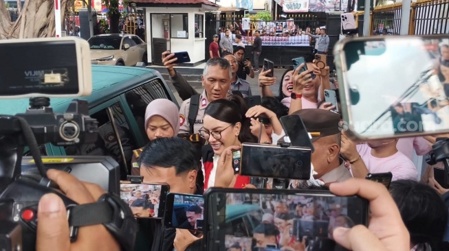Massa Pendukung Geruduk PN Jakarta Selatan, Nikita Mirzani: Alhamdulillah