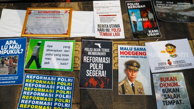 Massa dari Koalisi Masyarakat Sipil untuk Reformasi Kepolisian (Koalisi RFP) saat menggelar aksi di depan Polda Metro Jaya, Jakarta, Selasa (1/7/2025). [Suara.com/Alfian Winanto]