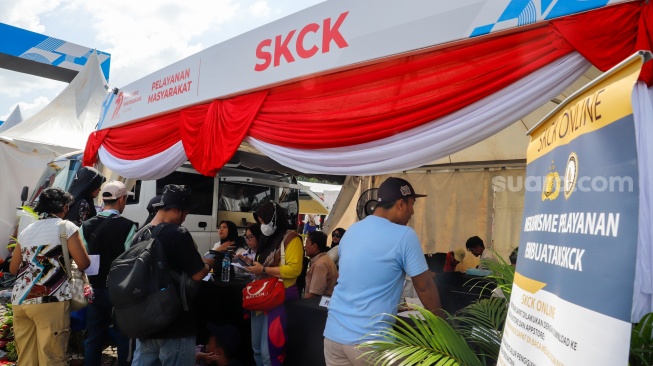 Warga menghadiri HUT ke-79 Bhayangkara di kawasan Monumen Nasional (Monas), Jakarta, Selasa (1/7/2025).  [Suara.com/Alfian Winanto]