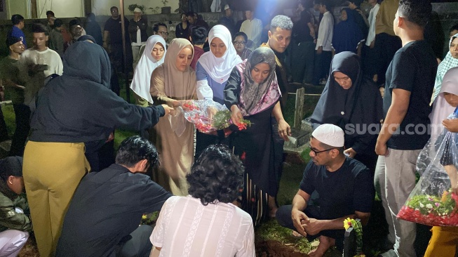 Prosesi pemakaman Hamdan ATT di TPU Kampung Dukuh, Kramat Jati, Jakarta Timur pada Selasa, 1 Juli 2025 malam. [Suara.com/Tiara Rosana]