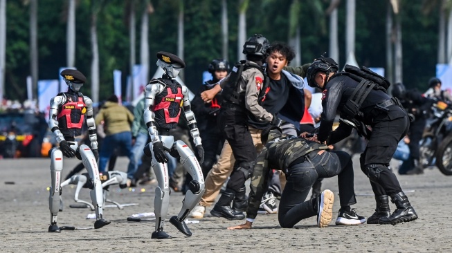 Pameran robot polisi di HUT Bhayangkara ke-79 dinilai sebagai gejala FOMO. Foto: Robot polisi melakukan atraksi saat upacara HUT ke-79 Bhayangkara di kawasan Monas, Jakarta, Selasa (1/7/2025). [Antara/Rivan Awal Lingga]