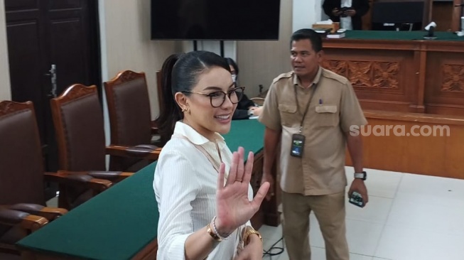 Tangis Nikita Mirzani Pecah Beri Pesan ke Anak di Ruang Sidang: Ami Bukan Teroris