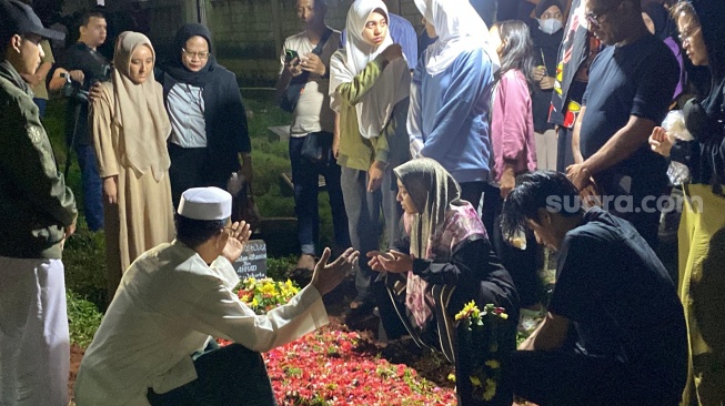 Tangis Keluarga Iringi Pemakaman Hamdan ATT